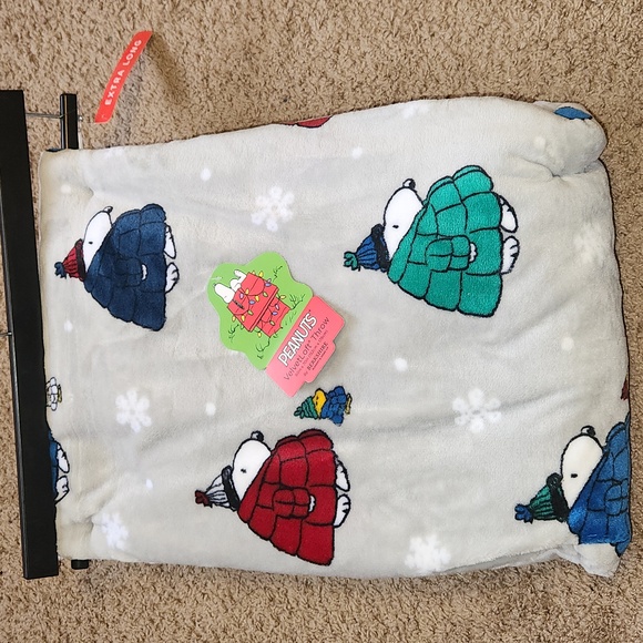 New Berkshire Peanuts Snoopy Puffer Jacket VelvetLoft Throw 60in x 70in - Picture 1 of 2
